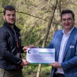 Julien Croset, directeur du triage forestier de la Cime de l'Est, reçoit officiellement le chèque remis par la Fondation Carbon Free Valais